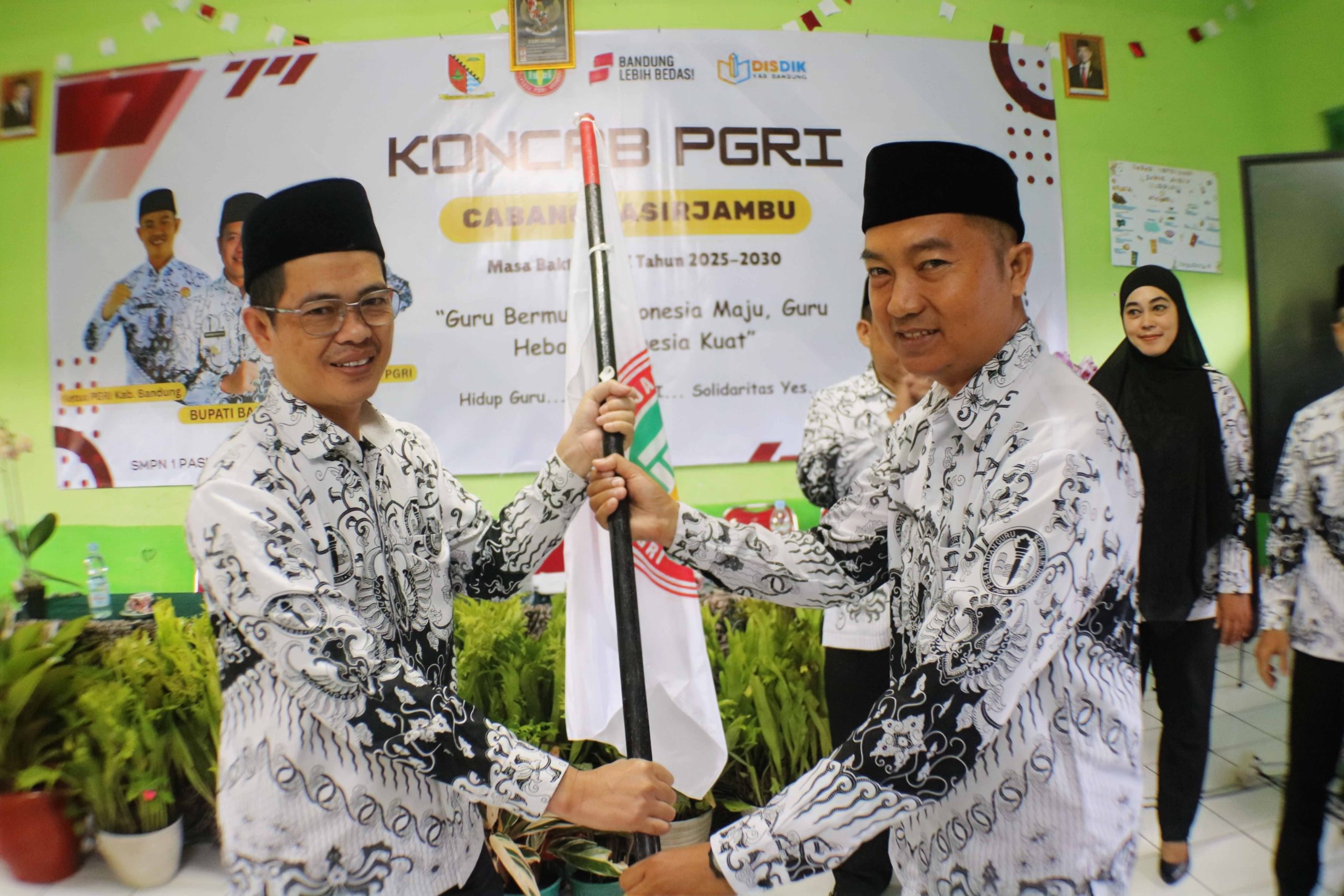Ketua PGRI Kabupaten Bandung Lantik Pengurus PGRI Cabang Pasirjambu Masa Bakti 2025–2030